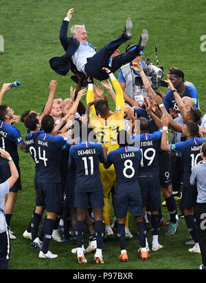 Mosca, Russia. Il 15 luglio 2018. Allenatore Didier Deschamps (Francia) è gettato in aria dopo il gioco dalla sua squadra. GES/calcio/World Championship 2018 Russia, Finale: Francia - Croazia, 15.07.2018 GES/calcio/calcetto, Coppa del Mondo 2018 in Russia, Finale: Francia vs Croazia, Mosca, luglio 15, 2018 | Utilizzo di credito in tutto il mondo: dpa/Alamy Live News Credito: dpa picture alliance/Alamy Live News Foto Stock