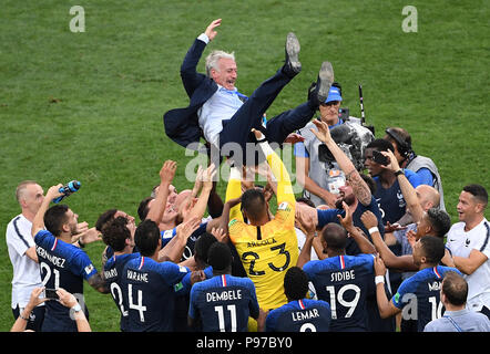 Mosca, Russia. Il 15 luglio 2018. Allenatore Didier Deschamps (Francia) è gettato in aria dopo il gioco dalla sua squadra. GES/calcio/World Championship 2018 Russia, Finale: Francia - Croazia, 15.07.2018 GES/calcio/calcetto, Coppa del Mondo 2018 in Russia, Finale: Francia vs Croazia, Mosca, luglio 15, 2018 | Utilizzo di credito in tutto il mondo: dpa/Alamy Live News Credito: dpa picture alliance/Alamy Live News Foto Stock