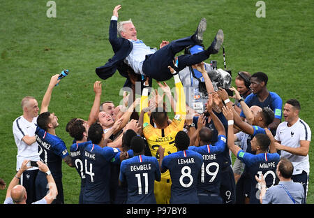 Mosca, Russia. Il 15 luglio 2018. Allenatore Didier Deschamps (Francia) è gettato in aria dopo il gioco dalla sua squadra. GES/calcio/World Championship 2018 Russia, Finale: Francia - Croazia, 15.07.2018 GES/calcio/calcetto, Coppa del Mondo 2018 in Russia, Finale: Francia vs Croazia, Mosca, luglio 15, 2018 | Utilizzo di credito in tutto il mondo: dpa/Alamy Live News Credito: dpa picture alliance/Alamy Live News Foto Stock