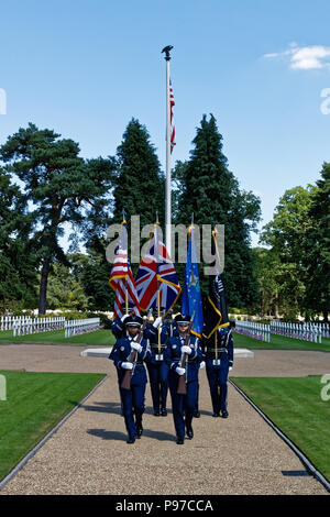 Surrey, Regno Unito.Sun 15 luglio 2018. Brookwood americano Cimitero Militare, Surrey, Regno Unito.USAF Color Guard da RAF Lakenheath ritirarvi i colori dopo la dedizione. Kallman Worldwide Inc. scortato governo americano, militare e i rappresentanti industriali & parenti che frequentano l'Airshow di Farnborough per una dedizione al cimitero. Credito: wyrdlight/Alamy Live News Foto Stock