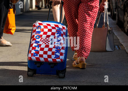 Pola, Croazia - 15 Luglio 2018: Senior lady appendere un bagaglio con simboli croato durante l'ultima partita di calcio della Coppa del mondo tra la Croazia e la Francia Credito: Dino Geromella/Alamy Live News Foto Stock