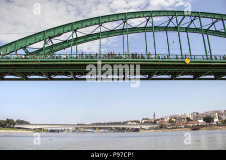 A Belgrado, in Serbia. 15 lug 2018. Una troupe cinematografica lavorando con extra su una scena a ricreare una situazione di Belgrado che si è verificato nel 1999 durante i bombardamenti della NATO sul tram vecchio ponte sul fiume Sava Credito: Bratislav Stefanovic/Alamy Live News Foto Stock