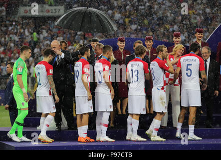 Mosca, Russia. Il 15 luglio 2018. Calcio World Cup 2018: gioco finale, Francia vs. Croazia al Luzhniki Stadium. Gianni Infantino, presidente della FIFA (terza da sinistra) aggiudicazione giocatori croato la medaglia per il secondo posto. Credito: Christian Charisius/dpa/Alamy Live News Foto Stock