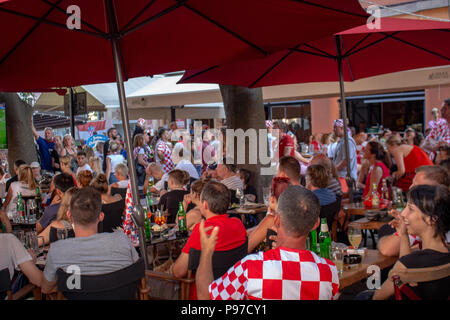 Pola, Croazia - 15 Luglio 2018: popolo croato guardando l'ultima partita di calcio della Coppa del mondo tra la Croazia e la Spagna Credito: Dino Geromella/Alamy Live News Foto Stock