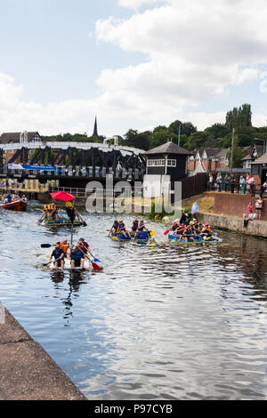 Northwich, Cheshire. Il 15 luglio 2018. La plastica di Northwich equipaggio mettere acqua chiara tra themsleves e altri vessles in zattera gara al 2018 Northwich fiume festival. La Olveston team plastico finito di eventuali vincitori globali con il NHS scuola infermieri come runner-up il 2018 Northwich fiume Festival organizzato dalla Northwich Rotary Club, è la seconda scena del caso dopo il suo lancio nel 2017. Credito: Giuseppe Clemson, JY News Immagini/Alamy Foto Stock