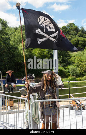 Cheshire, Regno Unito. Il 15 luglio 2018. Membri del Liverpool Pirate fratelli, oggi noto semplicemente come il pirata Bretheren, hanno intrattenuto un pubblico entusiasta con dimostrazioni di flintlock blunderbuss, e piccole canon di sparo. Il 2018 Northwich fiume Festival organizzato dalla Northwich Rotary Club, è la seconda scena del caso dopo il suo lancio nel 2017.Credit: Giuseppe Clemson, JY News Immagini/Alamy Foto Stock