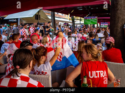 Pola, Croazia - 15 Luglio 2018: Croato sostenitori in un bar a guardare il finale di partita di calcio della Coppa del mondo tra la Croazia e la Spagna Credito: Dino Geromella/Alamy Live News Foto Stock