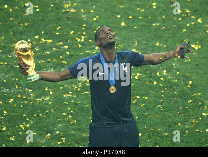 Mosca, Russia. Il 15 luglio 2018. Paul Pogba di Francia festeggia dopo il 2018 FIFA World Cup match finale tra la Francia e la Croazia a Mosca, Russia, luglio 15, 2018. La Francia ha sconfitto la Croazia 4-2 e rivendicato il titolo. Credito: Wu Zhuang/Xinhua/Alamy Live News Foto Stock