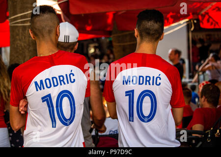 Pola, Croazia - 15 Luglio 2018: Croato sostenitori in un bar a guardare il finale di partita di calcio della Coppa del mondo tra la Croazia e la Spagna Credito: Dino Geromella/Alamy Live News Foto Stock