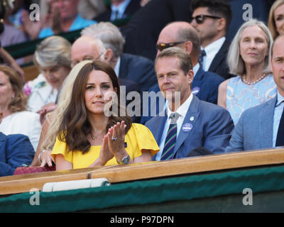 Londra, Regno Unito. Il 15 luglio 2018. Caterina, duchessa di Cambridge, il principe William Duca di Cambridge, Primo Ministro Theresa Maggio e Philip possono partecipare gli uomini singoli final il giorno tredici del Wimbledon Tennis campionati a tutti England Lawn Tennis e Croquet Club sulla luglio 15, 2018 a Londra, Inghilterra. Persone: Catherine, duchessa di Cambridge, il principe William Credito: tempeste Media Group/Alamy Live News Foto Stock