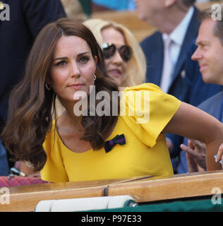 Londra, Regno Unito. Il 15 luglio 2018. Caterina, duchessa di Cambridge, il principe William Duca di Cambridge, Primo Ministro Theresa Maggio e Philip possono partecipare gli uomini singoli final il giorno tredici del Wimbledon Tennis campionati a tutti England Lawn Tennis e Croquet Club sulla luglio 15, 2018 a Londra, Inghilterra. Persone: aCatherine, duchessa di Cambridge Credito: tempeste Media Group/Alamy Live News Foto Stock