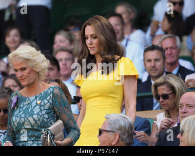 Londra, Regno Unito. Il 15 luglio 2018. Caterina, duchessa di Cambridge, il principe William Duca di Cambridge, Primo Ministro Theresa Maggio e Philip possono partecipare gli uomini singoli final il giorno tredici del Wimbledon Tennis campionati a tutti England Lawn Tennis e Croquet Club sulla luglio 15, 2018 a Londra, Inghilterra. Persone: Catherine, duchessa di Cambridge Credito: tempeste Media Group/Alamy Live News Foto Stock