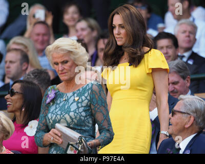 Londra, Regno Unito. Il 15 luglio 2018. Caterina, duchessa di Cambridge, il principe William Duca di Cambridge, Primo Ministro Theresa Maggio e Philip possono partecipare gli uomini singoli final il giorno tredici del Wimbledon Tennis campionati a tutti England Lawn Tennis e Croquet Club sulla luglio 15, 2018 a Londra, Inghilterra. Persone: Catherine, duchessa di Cambridge Credito: tempeste Media Group/Alamy Live News Foto Stock