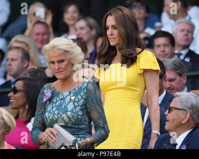 Londra, Regno Unito. Il 15 luglio 2018. Caterina, duchessa di Cambridge, il principe William Duca di Cambridge, Primo Ministro Theresa Maggio e Philip possono partecipare gli uomini singoli final il giorno tredici del Wimbledon Tennis campionati a tutti England Lawn Tennis e Croquet Club sulla luglio 15, 2018 a Londra, Inghilterra. Persone: Catherine, duchessa di Cambridge Credito: tempeste Media Group/Alamy Live News Foto Stock