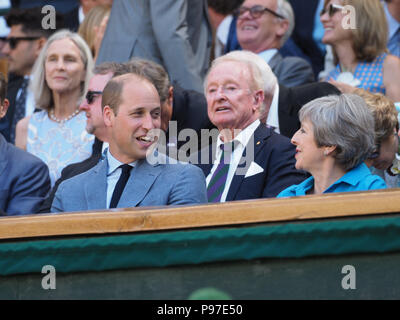 Londra, Regno Unito. Il 15 luglio 2018. Caterina, duchessa di Cambridge, il principe William Duca di Cambridge, Primo Ministro Theresa Maggio e Philip possono partecipare gli uomini singoli final il giorno tredici del Wimbledon Tennis campionati a tutti England Lawn Tennis e Croquet Club sulla luglio 15, 2018 a Londra, Inghilterra. Persone: Il principe William, Theresa Maggio Credito: tempeste Media Group/Alamy Live News Foto Stock