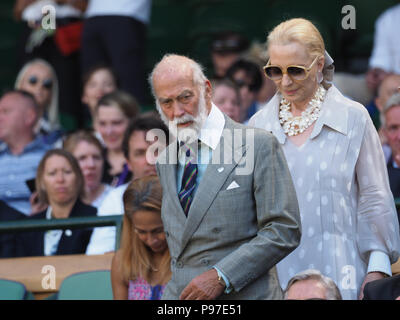 Londra, Regno Unito. Il 15 luglio 2018. Caterina, duchessa di Cambridge, il principe William Duca di Cambridge, Primo Ministro Theresa Maggio e Philip possono partecipare gli uomini singoli final il giorno tredici del Wimbledon Tennis campionati a tutti England Lawn Tennis e Croquet Club sulla luglio 15, 2018 a Londra, Inghilterra. Persone: il Principe Michael di Kent e la Principessa Michael di Kent Credit: tempeste Media Group/Alamy Live News Foto Stock