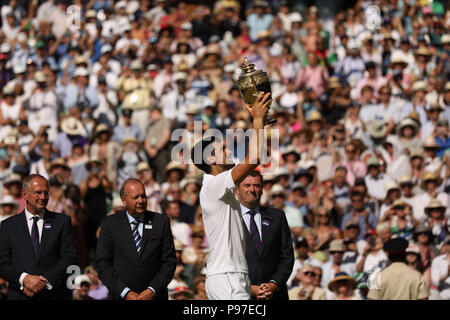 Londra, Regno Unito. Il 15 luglio 2018. Novak Djokovic di Serbia celebra battendo Kevin Anderson del Sud Africa a conquistare gli Uomini Singoli Final del giorno thirteeen del Wimbledon Lawn Tennis campionati a tutti England Lawn Tennis e Croquet Club sulla luglio 15, 2018 a Londra, Inghilterra. Persone: Novak Djokovic Credito: tempeste Media Group/Alamy Live News Foto Stock