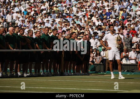 Londra, Regno Unito. Il 15 luglio 2018. Novak Djokovic di Serbia celebra battendo Kevin Anderson del Sud Africa a conquistare gli Uomini Singoli Final del giorno thirteeen del Wimbledon Lawn Tennis campionati a tutti England Lawn Tennis e Croquet Club sulla luglio 15, 2018 a Londra, Inghilterra. Persone: Novak Djokovic Credito: tempeste Media Group/Alamy Live News Foto Stock