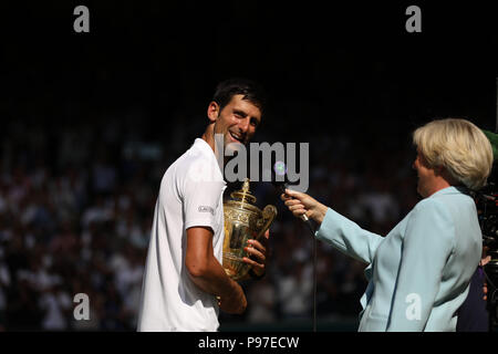 Londra, Regno Unito. Il 15 luglio 2018. Novak Djokovic di Serbia celebra battendo Kevin Anderson del Sud Africa a conquistare gli Uomini Singoli Final del giorno thirteeen del Wimbledon Lawn Tennis campionati a tutti England Lawn Tennis e Croquet Club sulla luglio 15, 2018 a Londra, Inghilterra. Persone: Novak Djokovic Credito: tempeste Media Group/Alamy Live News Foto Stock