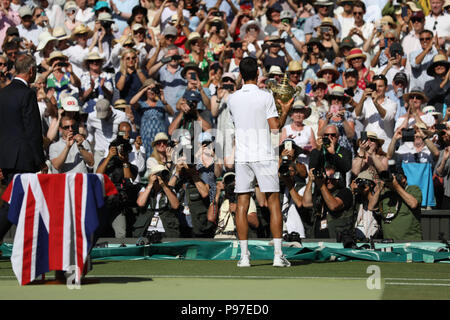 Londra, Regno Unito. Il 15 luglio 2018. Novak Djokovic di Serbia celebra battendo Kevin Anderson del Sud Africa a conquistare gli Uomini Singoli Final del giorno thirteeen del Wimbledon Lawn Tennis campionati a tutti England Lawn Tennis e Croquet Club sulla luglio 15, 2018 a Londra, Inghilterra. Persone: Novak Djokovic Credito: tempeste Media Group/Alamy Live News Foto Stock