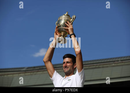 Londra, Regno Unito. Il 15 luglio 2018. Novak Djokovic di Serbia celebra battendo Kevin Anderson del Sud Africa a conquistare gli Uomini Singoli Final del giorno thirteeen del Wimbledon Lawn Tennis campionati a tutti England Lawn Tennis e Croquet Club sulla luglio 15, 2018 a Londra, Inghilterra. Persone: Novak Djokovic Credito: tempeste Media Group/Alamy Live News Foto Stock