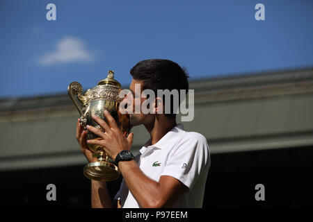 Londra, Regno Unito. Il 15 luglio 2018. Novak Djokovic di Serbia celebra battendo Kevin Anderson del Sud Africa a conquistare gli Uomini Singoli Final del giorno thirteeen del Wimbledon Lawn Tennis campionati a tutti England Lawn Tennis e Croquet Club sulla luglio 15, 2018 a Londra, Inghilterra. Persone: Novak Djokovic Credito: tempeste Media Group/Alamy Live News Foto Stock