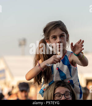 Brentwood Essex, 15 luglio 2018 Brentwood Music Festival 2018 a Brentwood Centro con il pop rock gruppo Toploader un giovane fanCredit Ian Davidson/Alamy Live News Foto Stock