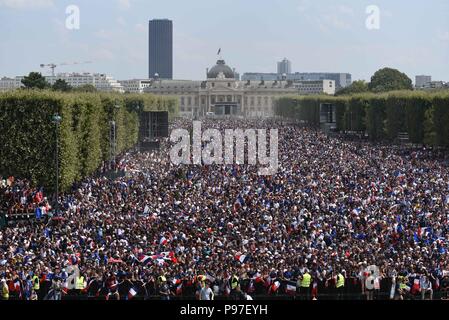 Parigi, Francia. Il 15 luglio 2018. I sostenitori della squadra di calcio francese si riuniranno presso il Champ-de-Mars fan zone per guardare la partita finale del campionato mondiale di calcio tra la Francia e la Croazia. Des supporters de l'equipe de France de football se rassemblent dans la fan zone du Champ-de-Mars pour regarder la finale de la Coupe du Monde entre la France et la Croatie. *** La Francia / nessuna vendita di supporti in francese.Credit: Fotografia Idealink/Alamy Live News Foto Stock