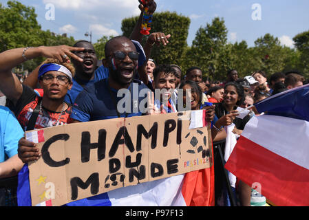 Parigi, Francia. Il 15 luglio 2018. I sostenitori della squadra di calcio francese si riuniranno presso il Champ-de-Mars fan zone per guardare la partita finale del campionato mondiale di calcio tra la Francia e la Croazia. Des supporters de l'equipe de France de football se rassemblent dans la fan zone du Champ-de-Mars pour regarder la finale de la Coupe du Monde entre la France et la Croatie. *** La Francia / nessuna vendita di supporti in francese.Credit: Fotografia Idealink/Alamy Live News Foto Stock