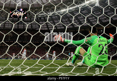 Mosca, Russia. Il 15 luglio 2018. Calcio World Cup 2018: gioco finale, Francia vs. Croazia al Luzhniki Stadium. Croazia portiere Danijel Subasic seduta al traguardo dopo ammettendo un obiettivo. Credito: Christian Charisius/dpa/Alamy Live News Foto Stock