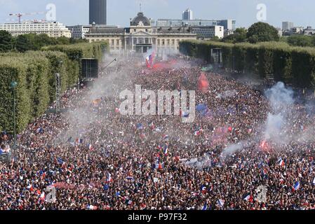 Parigi, Francia. Il 15 luglio 2018. I sostenitori della squadra di calcio francese si riuniranno presso il Champ-de-Mars fan zone per guardare la partita finale del campionato mondiale di calcio tra la Francia e la Croazia. Des supporters de l'equipe de France de football se rassemblent dans la fan zone du Champ-de-Mars pour regarder la finale de la Coupe du Monde entre la France et la Croatie. *** La Francia / nessuna vendita di supporti in francese.Credit: Fotografia Idealink/Alamy Live News Foto Stock