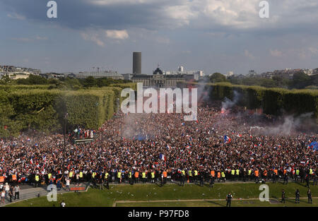 Parigi, Francia. Il 15 luglio 2018. I sostenitori della squadra di calcio francese a Champ-de-Mars fan zone celebrare come la Francia vince la sua finale di Coppa del Mondo contro la Croazia 4-2. Des supporters de l'equipe de France de football dans la fan zone du Champ-de-Mars fetent la victoire de la Francia faccia a la Croatie 4-2 en finale de la Coupe du Monde. *** La Francia / nessuna vendita di supporti in francese.Credit: Fotografia Idealink/Alamy Live News Foto Stock