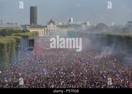 Parigi, Francia. Il 15 luglio 2018. I sostenitori della squadra di calcio francese a Champ-de-Mars fan zone celebrare come la Francia vince la sua finale di Coppa del Mondo contro la Croazia 4-2. Des supporters de l'equipe de France de football dans la fan zone du Champ-de-Mars fetent la victoire de la Francia faccia a la Croatie 4-2 en finale de la Coupe du Monde. *** La Francia / nessuna vendita di supporti in francese.Credit: Fotografia Idealink/Alamy Live News Foto Stock