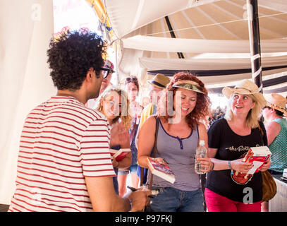 Richard Ayoade firma di libri al Festival Latitude, Henham Park, Suffolk, Inghilterra, 15 luglio, 2018 Foto Stock