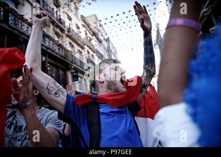 Bruxelles, Belgio. Il 15 luglio 2018. I sostenitori francesi celebrare dopo la finale della Russia 2018 Coppa del Mondo di Football Match tra la Francia e la Croazia Credito: ALEXANDROS MICHAILIDIS/Alamy Live News Foto Stock