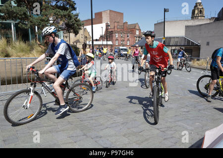 Let's ride a Sheffield, UK. Il 15 luglio 2018. Scene da oggi la manifestazione ciclistica in Sheffield organizzato da HSBC REGNO UNITO E BRITISH CYCLING Credit: Nigel Greenstreet/Alamy Live News Foto Stock