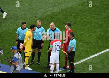 Mosca, Russia. Luglio 15th, 2018, arbitro Nestor Pitana dell Argentina tossing monete tra il capitano della Francia e la Croazia durante la partita finale tra la Francia e la Croazia a Luzhniki stadium di Mosca. Shoja Lak/Alamy Live News. Foto Stock