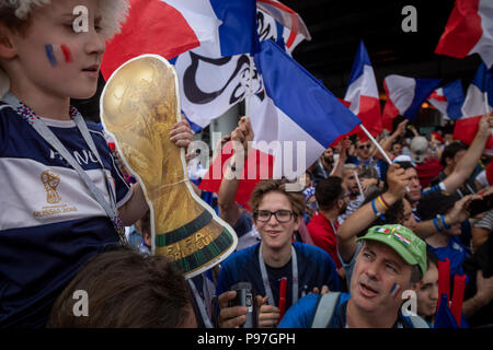 Mosca, Russia. 15th, luglio 2018. Ventole francese prima di iniziare il gioco finale della Coppa del Mondo FIFA 2018 Russia , Francia vs. Croazia vicino al Luzhniki Stadium di Mosca, Russia Foto Stock