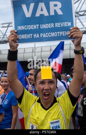 Mosca, Russia. 15th, luglio 2018. Ventole francese prima di iniziare il gioco finale della Coppa del Mondo FIFA 2018 Russia , Francia vs. Croazia vicino al Luzhniki Stadium di Mosca, Russia Foto Stock