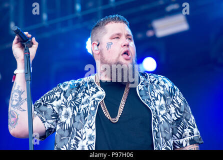 Rag 'n' osso performing live sull'Obelisco stadio a Latitude Festival, Henham Park, Suffolk, Inghilterra, 15 luglio, 2018 Foto Stock