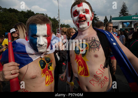 Mosca, Russia. 15th, luglio 2018. Il francese e il croato gli appassionati di calcio di allietare la ventola festival di Mosca durante la Coppa del Mondo FIFA 2018, gioco finale, Francia contro la Croazia a Mosca Foto Stock