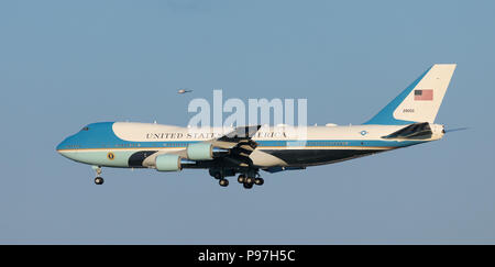 Helsinki, Finlandia. Il 15 luglio 2018. Air Force One in avvicinamento finale per l'atterraggio su aeroporto Helsinki-Vantaa portando Donald Trump per il vertice tra i presidenti degli Stati Uniti e della Federazione russa il 15 luglio 2018. Credito: Hannu Mononen/Alamy Live News Foto Stock