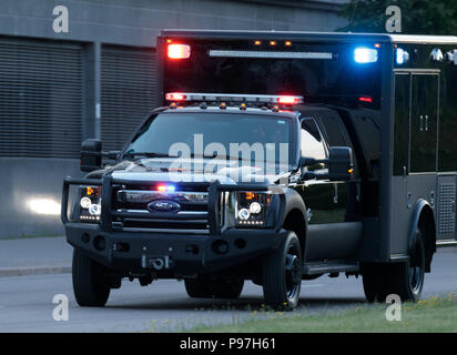 Helsinki, Finlandia. Il 15 luglio 2018. Speciale in ambulanza il convoglio del presidente Donald Trump arrivati a Helsinki per il vertice tra i presidenti degli Stati Uniti e della Federazione russa il 15 luglio 2018. Credito: Hannu Mononen/Alamy Live News Foto Stock