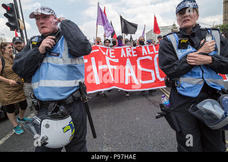 Londra, Regno Unito. Il 14 luglio 2018. Anti-fascisti manifestanti si scontrano con la destra ala-pro-Trump, 'Free Tommy Robinson' sostenitori e la polizia di Westminster come Donald Trump visite di Londra. Credito: Guy Corbishley/Alamy Live News Foto Stock