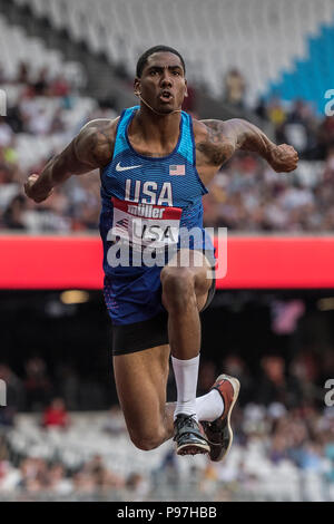 Stadio Olimpico, Londra, Regno Unito. Il 14 luglio 2018. L Atletica World Cup 2018. Donald Scott (USA) prende la medaglia d'argento a La Mens salto triplo con 16.73durante la cerimonia inaugurale di Atletica Leggera Coppa del mondo. Otto nazioni, otto atleti e otto punti disponibili per ogni evento, il più alto punteggio Nazione premiata con un trofeo di platino Credito: Andy Gutteridge/Alamy Live News Foto Stock