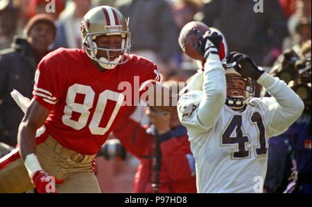 San Francisco, California, Stati Uniti d'America. 23 dic. 1990. San Francisco 49ers vs New Orleans Saints al Candlestick Park Domenica, 23 dicembre 1990. Santi beat 49ers 13-10. Santi defensive back Toi Cook (41) urti palla da 49er wide receiver Jerry Rice: credito al Golub/ZUMA filo/Alamy Live News Foto Stock