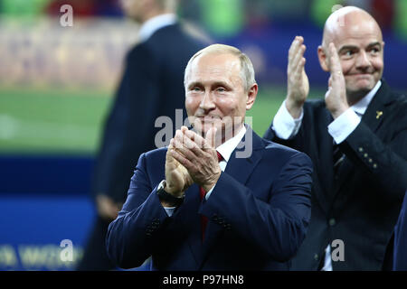 Luzhniki Stadium, Mosca, Russia. Il 15 luglio 2018. FIFA World Cup finale di calcio, Francia contro la Croazia; Vladimir Putin, Presidente Russo, Gianni Infantino, presidente della FIFA applaudire i tifosi Credito: Azione Sport Plus/Alamy Live News Foto Stock