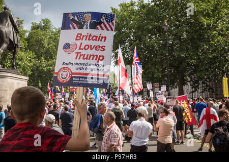 Londra, Regno Unito. Il 14 luglio 2018. Migliaia di pro-Trump sostenitori partecipa con 'Free Tommy Robinson' manifestanti al rally in Whitehall. Credito: Guy Corbishley/Alamy Live News Foto Stock