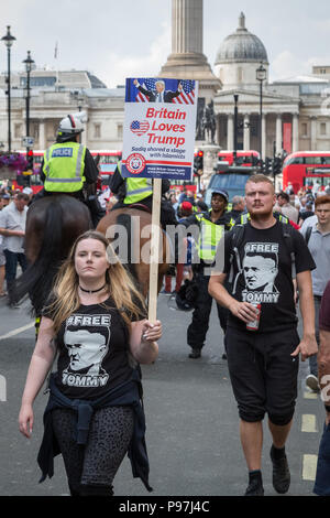 Londra, Regno Unito. Il 14 luglio 2018. Migliaia di pro-Trump sostenitori partecipa con 'Free Tommy Robinson' manifestanti al rally in Whitehall. Credito: Guy Corbishley/Alamy Live News Foto Stock