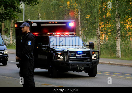 Helsinki, Finlandia. Il 15 luglio 2018. Stati Uniti Presidente Donald Trump presidenziali per il giro della Papamobile passa lungo Ramsaynranta en route per Hilton Helsinki Kalastajatorppa Hotel. Credito: Taina Sohlman/ Alamy Live News Foto Stock